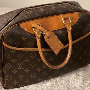Lookihg for a versatile LV Vintage Monogram Canvas Deauville Satchel